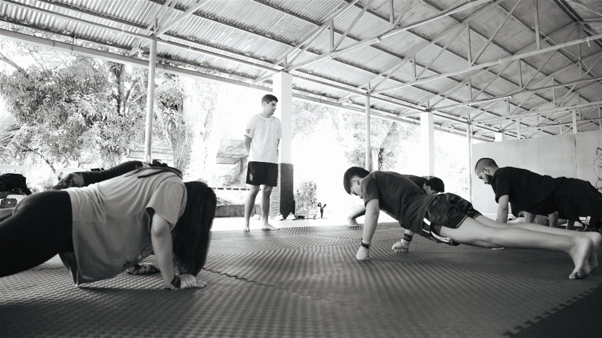 Grupo entrenando en Quillabamba Fighter