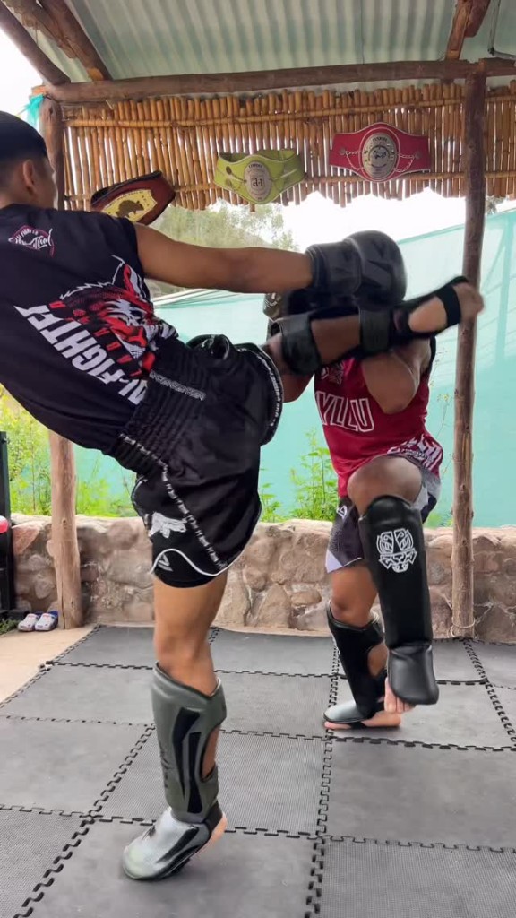 Alumno practicando Muay Thai en Quillabamba Fighter