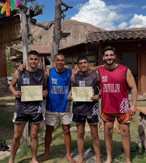 Instructores de Quillabamba Fighter posando con certificados en el valle de La Convención
